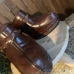 Step Up in Style with Kenneth Cole Tribeca Clogs! Brown size 8